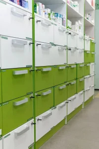 Бело-зелёные аптечные шкафы фото