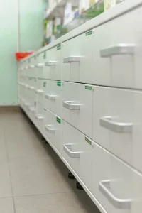 Белые аптечные шкафы на заказ