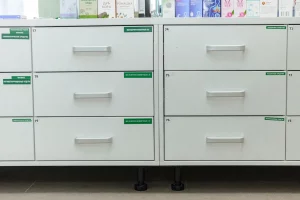 Аптечный шкаф с нумерацией ящиков