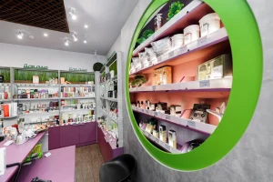 Интерьер магазина косметики в серо-зелёно-фиолетовом цветах
