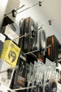 Антивандальная защита для крючков на экономпанелей в музыкальном магазине